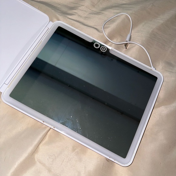 White desk mirror that lights up. Will come with charging wire. - Picture 2 of 6